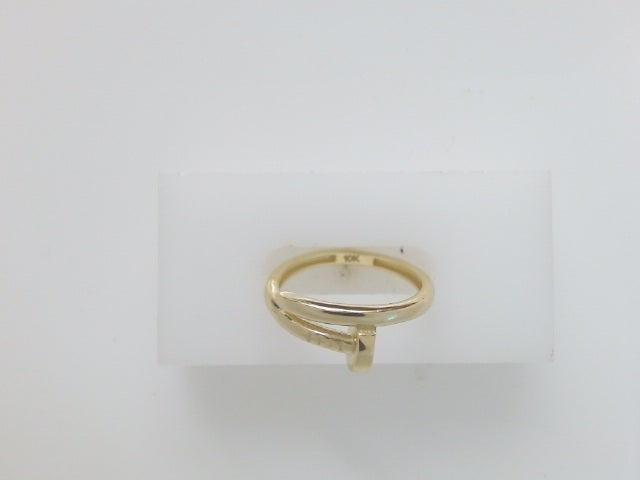 10k Yellow Gold Woman's Ring 2.6g